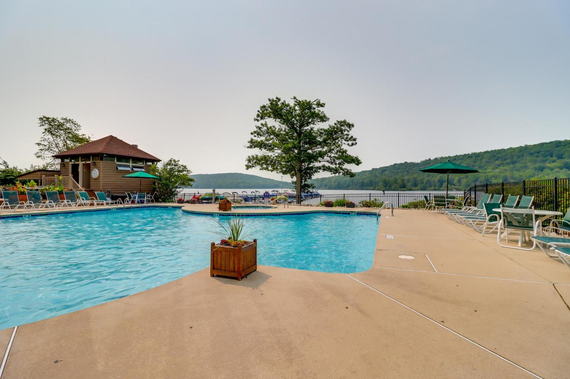 4-Season Condo On Big Boulder Lake With Views! Lake Harmony Exterior photo